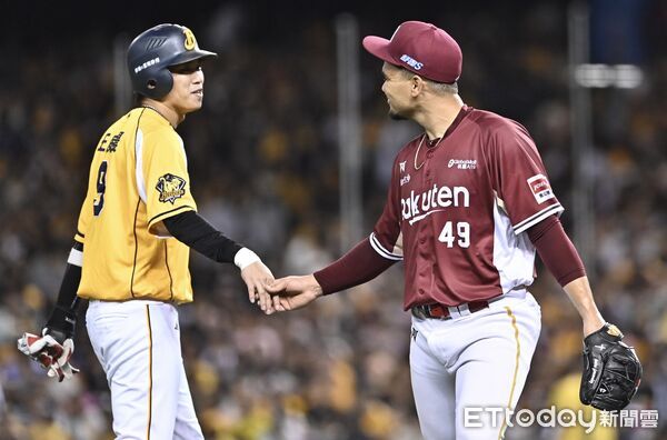 ▲▼ 中職威能帝退場時與中信兄弟擊出全場首安的王威晨握手致意。（圖／記者李毓康攝）