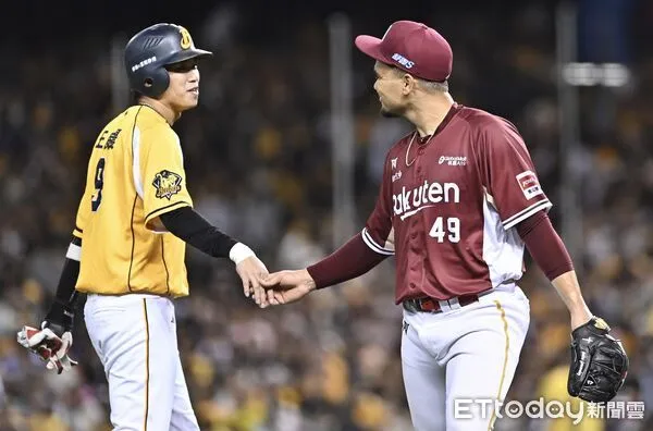 ▲▼ 中職威能帝退場時與中信兄弟擊出全場首安的王威晨握手致意。（圖／記者李毓康攝）