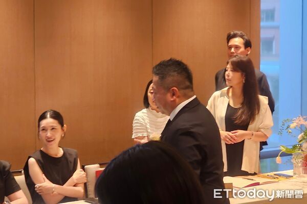 ▲管罄更擔任收禮人，老公倪安東也在旁邊遞喜餅。（圖／記者蕭采薇攝）