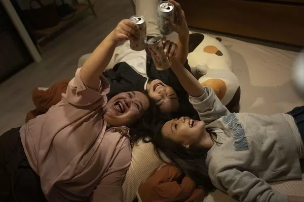 ▲《拜六禮拜》鍾欣凌、丁寧、劉書宏、李李仁、連晨翔、王品澔。（圖／公視台語台、華視提供）