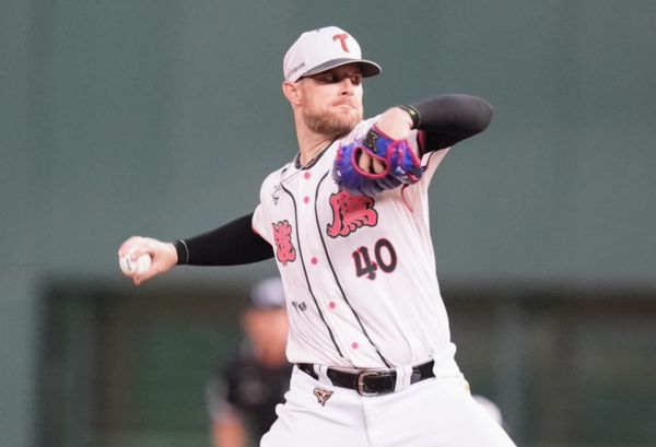 ▲▼ 王柏融、後勁            。（圖／台鋼雄鷹提供）