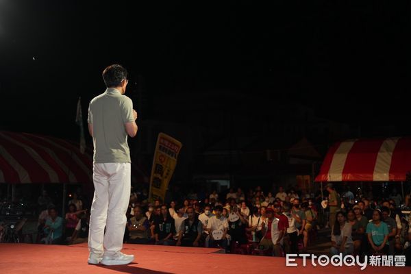 ▲民眾黨主席黃國昌上台演講。（圖／民眾黨屏東縣黨部提供）