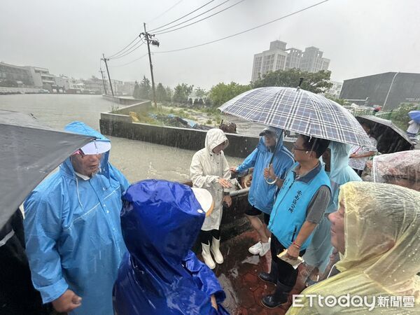 ▲立委陳亭妃與各里長、市府水利局及水利署人員現場會勘，要求治水工程一次核定到位。（記者林東良翻攝，下同）