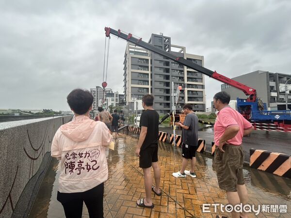 ▲立委陳亭妃與各里長、市府水利局及水利署人員現場會勘，要求治水工程一次核定到位。（記者林東良翻攝，下同）