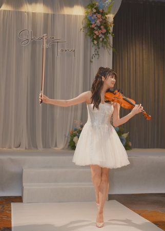 ▲林逸欣在婚禮上拉小提琴。（圖／欣宇宙音樂）