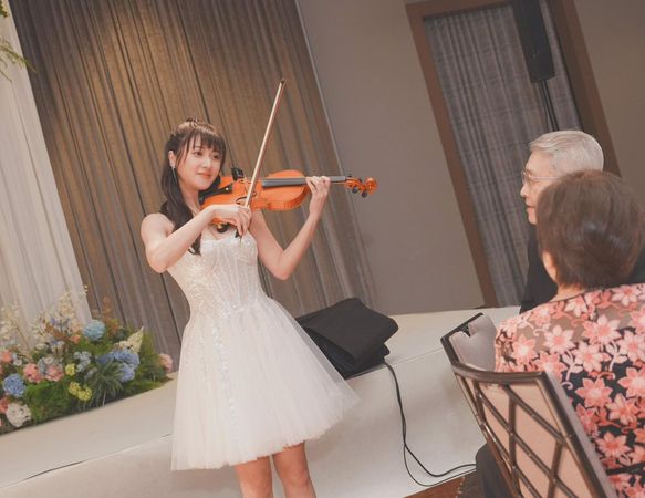 ▲林逸欣在婚禮上拉小提琴。（圖／欣宇宙音樂）