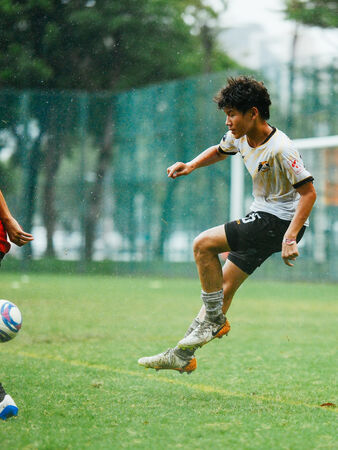 ▲Kaohsiung Attackers FC U13以2比0完封足翼運動管理行銷、Kaohsiung Attackers FC U9以2比1擊敗小不老俱樂部晉級4強、龔子恒成為場上亮點，積極壓迫對手後防破門。（圖／柏文事業股份有限公司提供）
