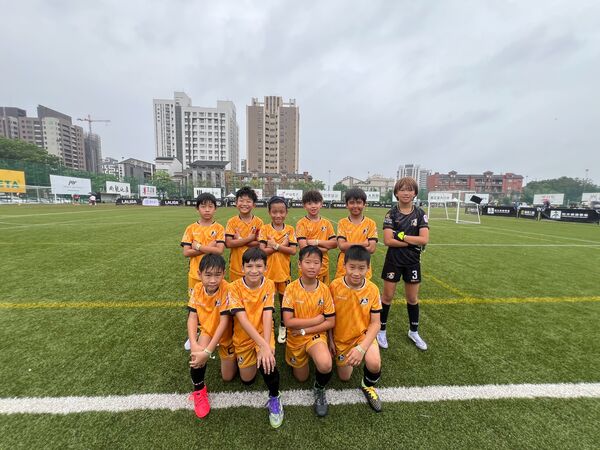 ▲Kaohsiung Attackers FC U13以2比0完封足翼運動管理行銷、Kaohsiung Attackers FC U9以2比1擊敗小不老俱樂部晉級4強、龔子恒成為場上亮點，積極壓迫對手後防破門。（圖／柏文事業股份有限公司提供）