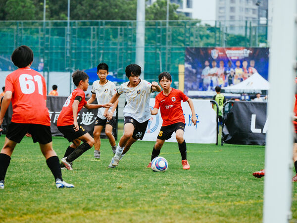 ▲Kaohsiung Attackers FC U13以2比0完封足翼運動管理行銷、Kaohsiung Attackers FC U9以2比1擊敗小不老俱樂部晉級4強、龔子恒成為場上亮點，積極壓迫對手後防破門。（圖／柏文事業股份有限公司提供）