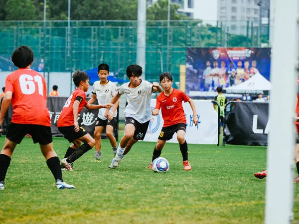 ▲Kaohsiung Attackers FC U13以2比0完封足翼運動管理行銷、Kaohsiung Attackers FC U9以2比1擊敗小不老俱樂部晉級4強、龔子恒成為場上亮點，積極壓迫對手後防破門。（圖／柏文事業股份有限公司提供）