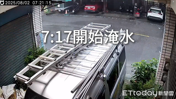 ▲▼台南受到暴雨影響路面積水，雨勢趨緩以後，大約50分鐘水就退了。（圖／網友Fang Jincos授權提供，請勿隨意翻拍以免侵權）