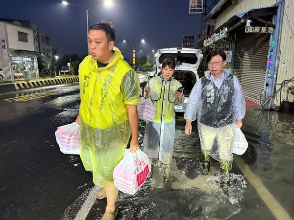 ▲▼郭國文晚上跟林俊憲一起送便當。（圖／翻攝自Facebook／郭國文）