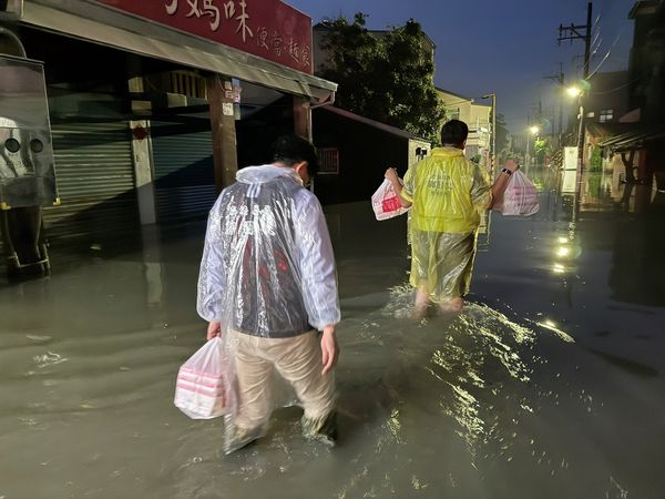 災民困淹水！郭國文涉水送700餐　網見畫面狂歪樓：懂吃
