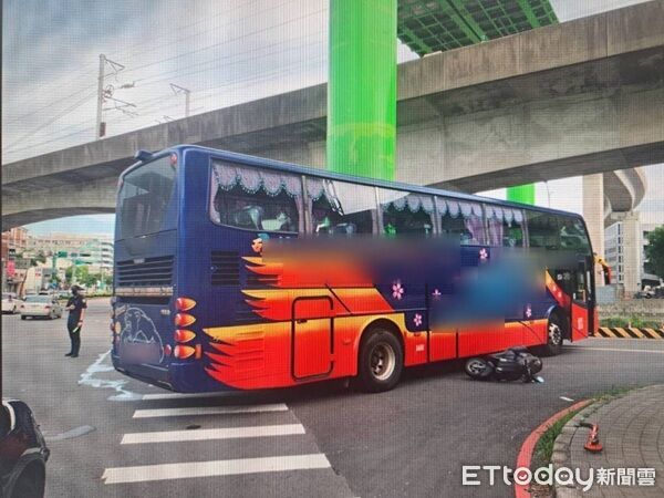 ▲遊覽車因視線死角，轉彎時將同向機車女騎士輾斃。（圖／蘆竹警分局提供）