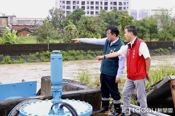 ▲黃偉哲市長今早前往安定區下洲子抽水站視察排水情形，強調市府持續提升防洪設施。（記者林東良翻攝，下同）