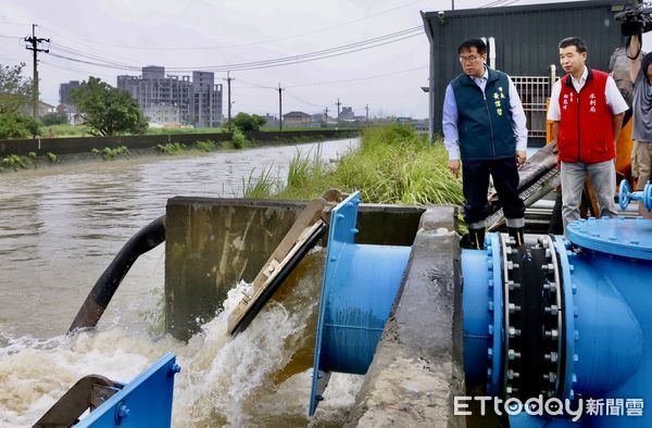 ▲黃偉哲市長今早前往安定區下洲子抽水站視察排水情形，強調市府持續提升防洪設施。（記者林東良翻攝，下同）