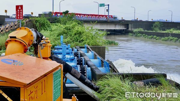 ▲黃偉哲市長今早前往安定區下洲子抽水站視察排水情形，強調市府持續提升防洪設施。（記者林東良翻攝，下同）