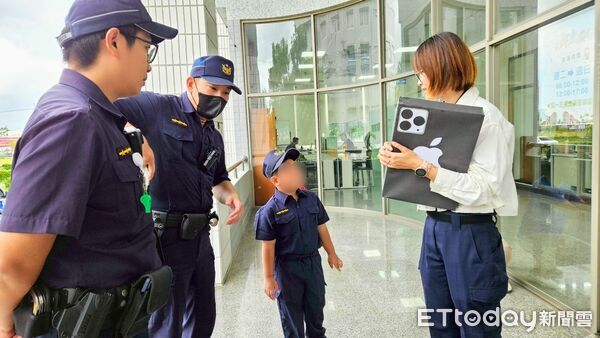 ▲屏東警分局員警助「阿安」完成一日警察心願。（圖／記者陳崑福翻攝）