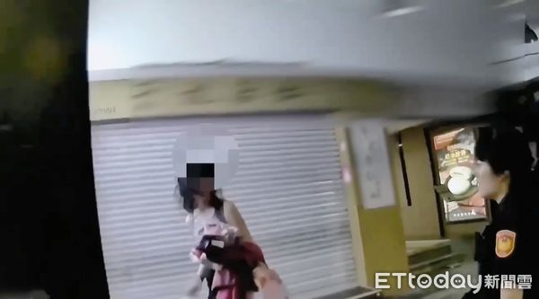 ▲王女當街持刀引發恐慌，警方火速到場逮人。（圖／記者張君豪翻攝）