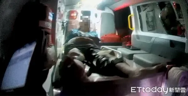 ▲內埔警分局員警連絡救護車將李男送醫治療。（圖／記者陳崑福翻攝）