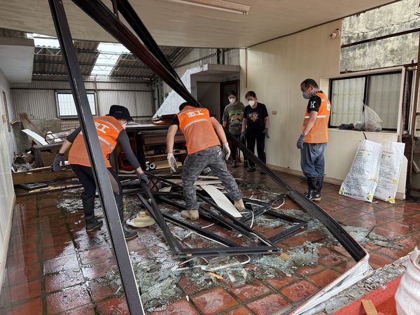 ▲▼民進黨中央黨部組成的志工團今（3日）在主席室主任周威佑的帶領下，志工團持續深入台南災區救災，前往柳營、鹽水和後壁等地。（圖／民進黨提供）