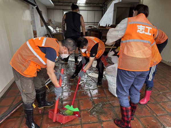 ▲▼民進黨中央黨部組成的志工團今（3日）在主席室主任周威佑的帶領下，志工團持續深入台南災區救災，前往柳營、鹽水和後壁等地。（圖／民進黨提供）