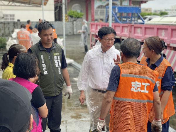 ▲▼民進黨中央黨部組成的志工團今（3日）在主席室主任周威佑的帶領下，志工團持續深入台南災區救災，前往柳營、鹽水和後壁等地。（圖／民進黨提供）