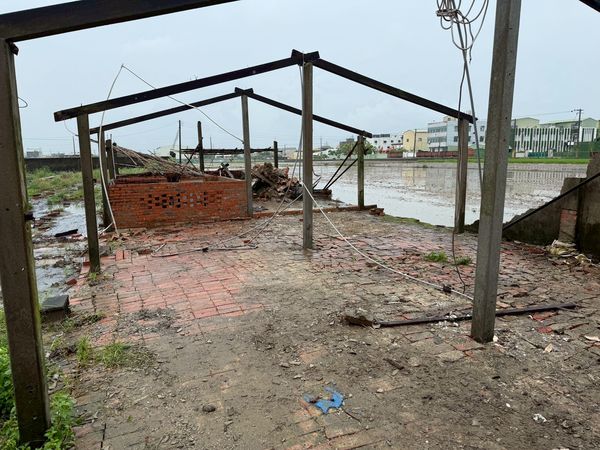 ▲▼民進黨中央黨部組成的志工團今（3日）在主席室主任周威佑的帶領下，志工團持續深入台南災區救災，前往柳營、鹽水和後壁等地。（圖／民進黨提供）