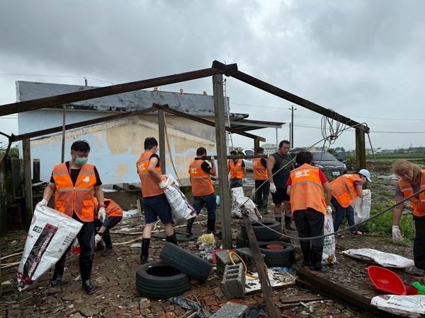 ▲▼民進黨中央黨部組成的志工團今（3日）在主席室主任周威佑的帶領下，志工團持續深入台南災區救災，前往柳營、鹽水和後壁等地。（圖／民進黨提供）