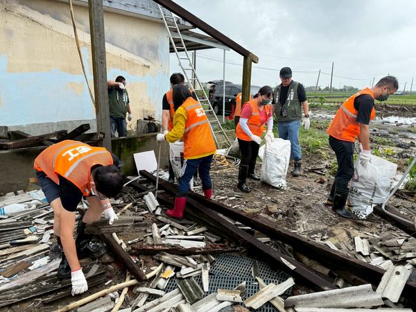 ▲▼民進黨中央黨部組成的志工團今（3日）在主席室主任周威佑的帶領下，志工團持續深入台南災區救災，前往柳營、鹽水和後壁等地。（圖／民進黨提供）