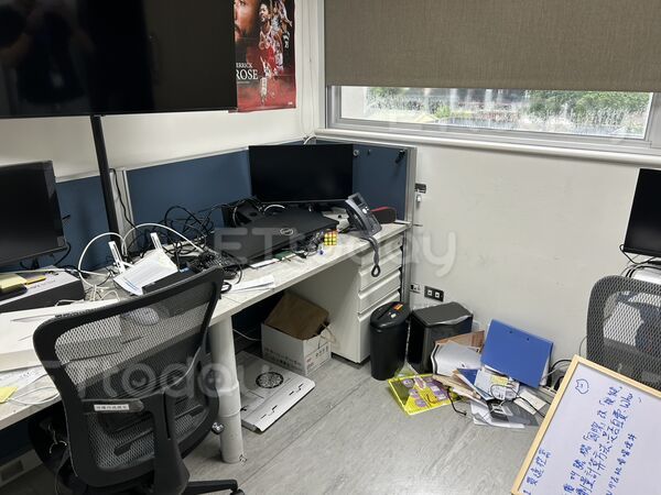 ▲醫院的資訊室整個被砸毀            。（圖／記者吳奕靖翻攝）