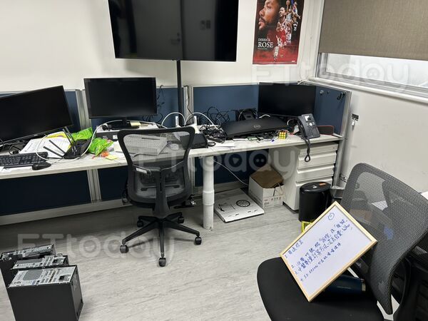 ▲醫院的資訊室整個被砸毀            。（圖／記者吳奕靖翻攝）