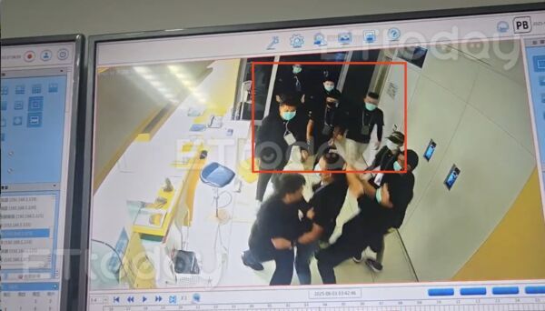 ▲醫院的資訊室整個被砸毀            。（圖／記者吳奕靖翻攝）
