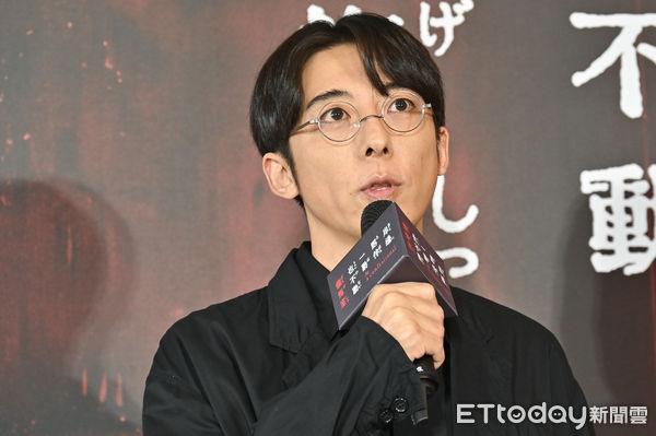 ▲高橋一生眼鏡造型大獲好評，他得知粉絲覺得很帥，靦腆回答「謝謝」。（圖／記者李毓康攝）