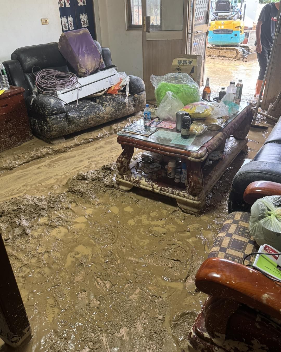 ▲▼土石流沖破窗噴滿屋！　台中居民聽見「轟隆聲」全家逃亡。（圖／翻攝謝家宜粉絲團）