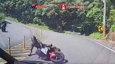 北宜公路R3大重機過彎自摔!撞對向撞轎車 23歲騎士腿骨折