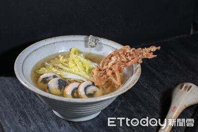 「SOMMÉ」主打法式澄清雞湯拉麵