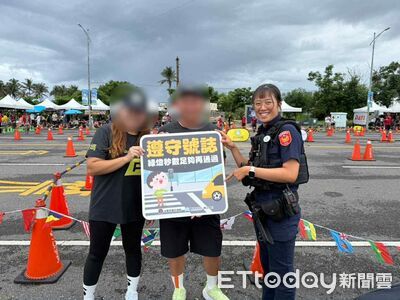 暑假海濱公園湧人潮　台東警貼近民眾宣導交通與防詐