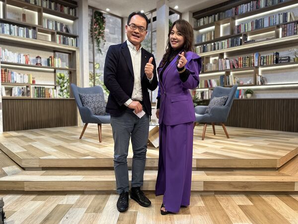 ▲▼「金曲歌后」秀蘭瑪雅接受鄭弘儀訪問。（圖／三立提供）