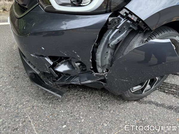 ▲▼北宜公路黃牌自摔後撞對向小客車             。（圖／記者陳以昇翻攝）