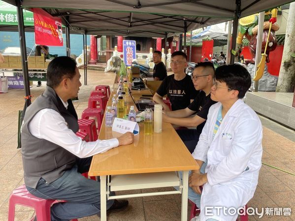 ▲立委林俊憲邀醫師與手機工程師到鹽水舉辦義診與手機健檢活動，協助災民重建生活。（記者林東良翻攝，下同）