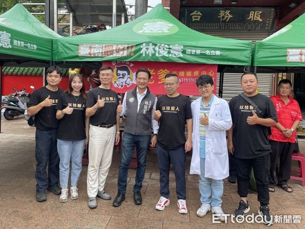 ▲立委林俊憲邀醫師與手機工程師到鹽水舉辦義診與手機健檢活動，協助災民重建生活。（記者林東良翻攝，下同）