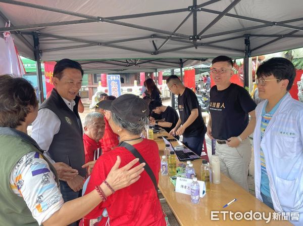 ▲立委林俊憲邀醫師與手機工程師到鹽水舉辦義診與手機健檢活動，協助災民重建生活。（記者林東良翻攝，下同）