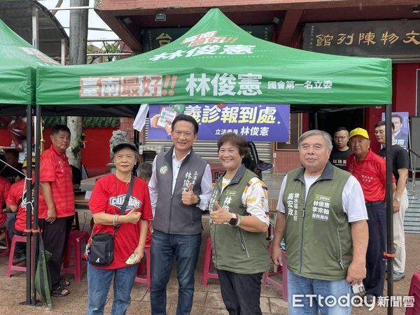 ▲立委林俊憲邀醫師與手機工程師到鹽水舉辦義診與手機健檢活動，協助災民重建生活。（記者林東良翻攝，下同）