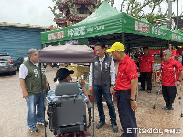 ▲立委林俊憲邀醫師與手機工程師到鹽水舉辦義診與手機健檢活動，協助災民重建生活。（記者林東良翻攝，下同）