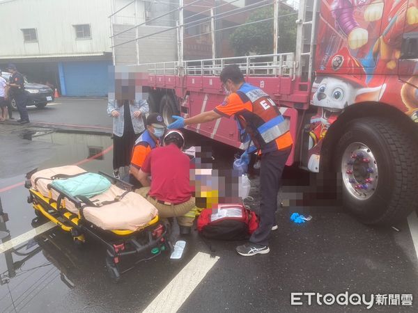 ▲▼             台南一輛大貨車右轉，輾斃單車女騎士。（圖／民眾提供，下同）