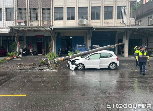▲▼白車撞斷電桿，電桿反向砸引擎室及擋風玻璃、車身，造成女駕駛受傷，。（圖／記者游芳男翻攝，下同）