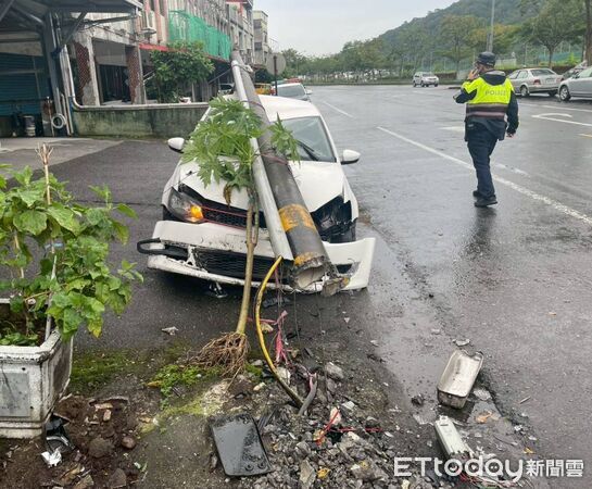 ▲▼白車撞斷電桿，電桿反向砸引擎室及擋風玻璃、車身，造成女駕駛受傷，。（圖／記者游芳男翻攝，下同）