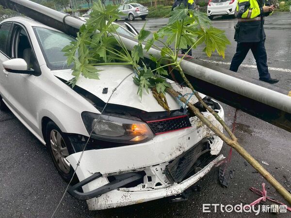 ▲▼白車撞斷電桿，電桿反向砸引擎室及擋風玻璃、車身，造成女駕駛受傷，。（圖／記者游芳男翻攝，下同）