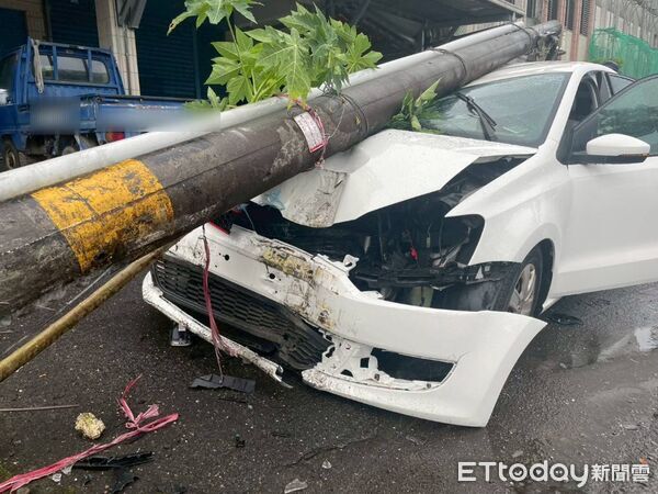 ▲▼白車撞斷電桿，電桿反向砸引擎室及擋風玻璃、車身，造成女駕駛受傷，。（圖／記者游芳男翻攝，下同）